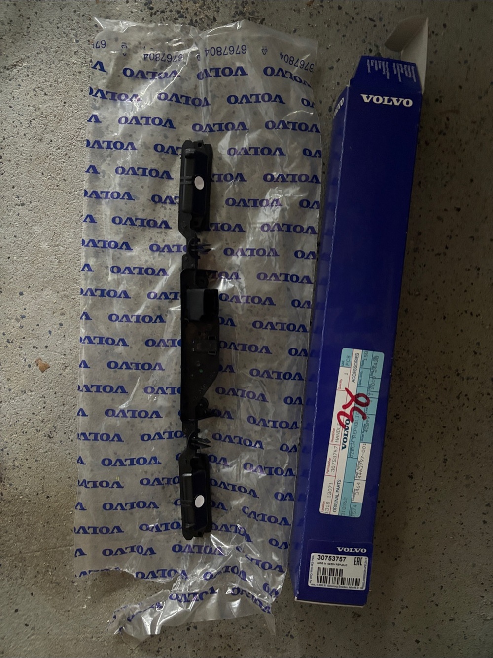 Volvo Genuine Part. “Spode” handle.